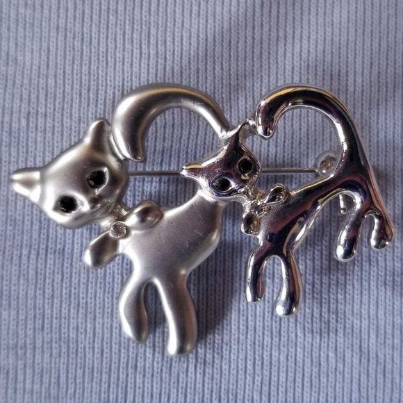 Pretty, cat/kitten brooch, green faceted glass eyes & clear glass jewel on bow - Picture 2 of 6